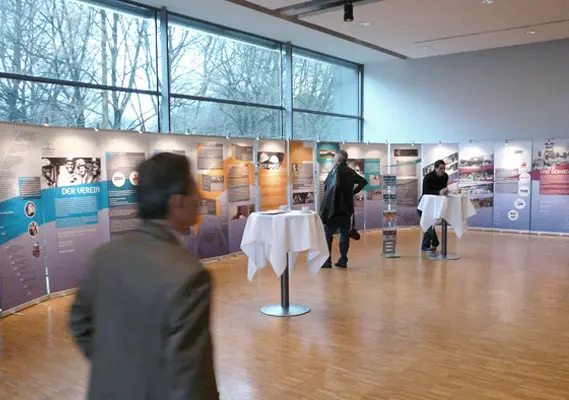 Aufgebautes Messedesign für REVAG in einer Halle.
