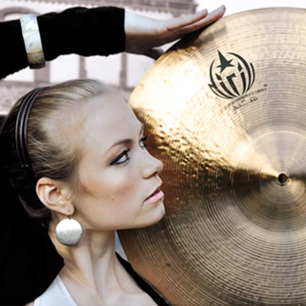 Frau an Goldener Snare