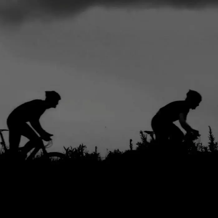 schwarz weiß bild von Fahrradfahrern