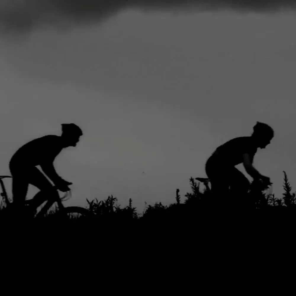 schwarz weiß bild von Fahrradfahrern