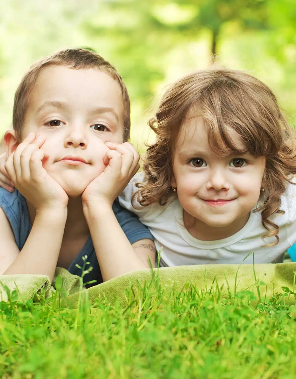 2 Kinder auf einer Wiese