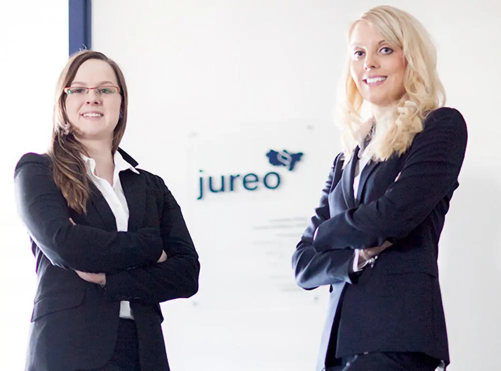 Portrait von zwei Frauen der Jureo Anwaltskanzlei.