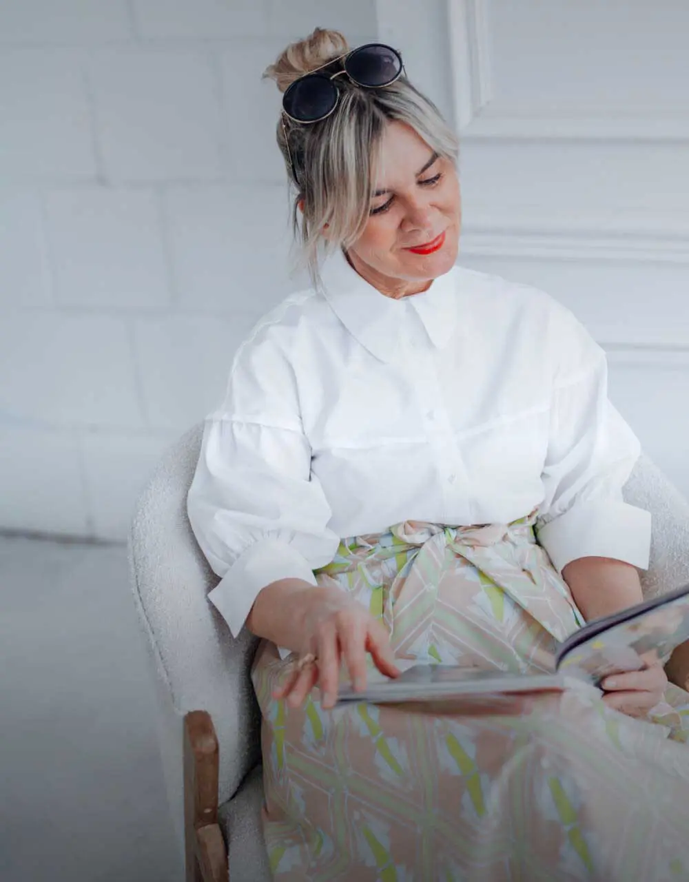 Junge Frau im modischen Outfit vom Rostfleckhaus Concept Store für den Frühling/Sommer.