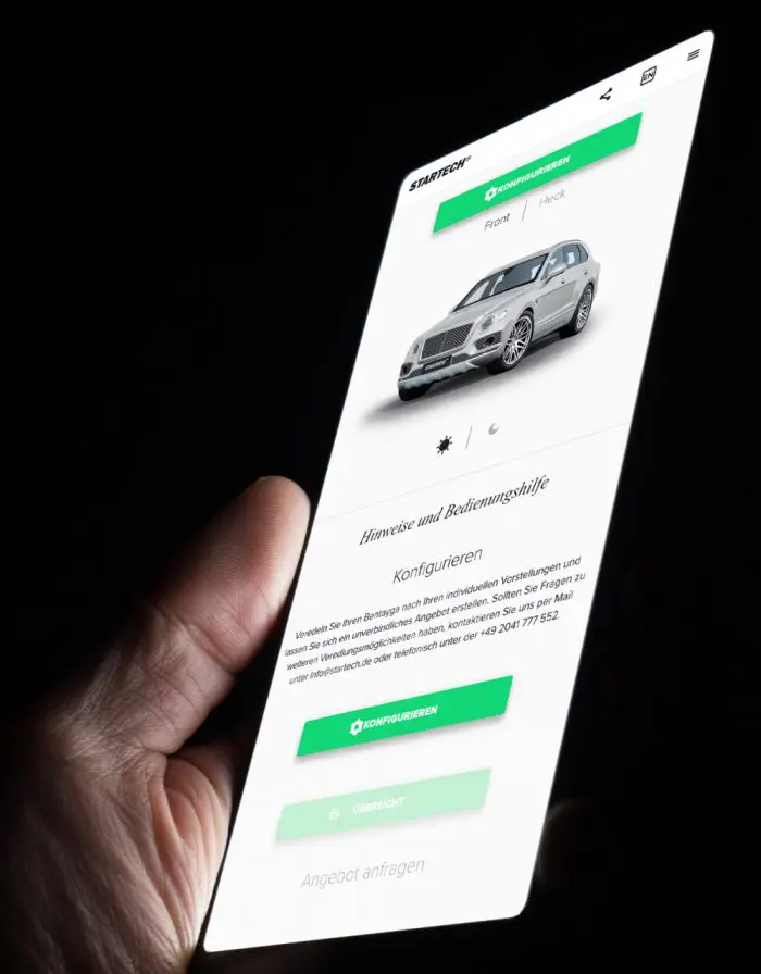 Handy gehalten in der Hand mit Ansicht des Konfigurators von Startech Refinement.