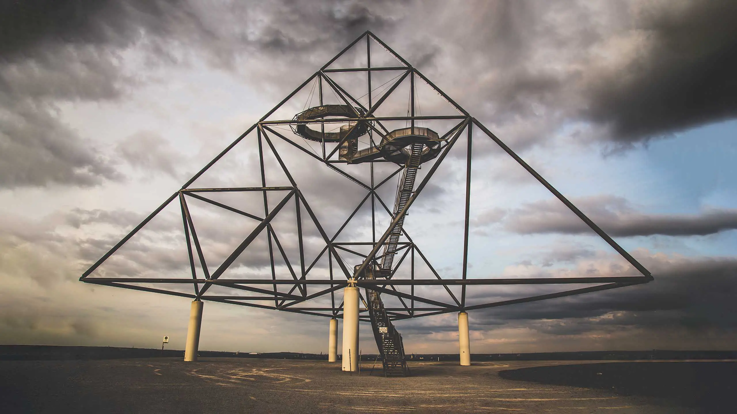 Foto vom Tetraeder in Bottrop mit düsteren Wolken.