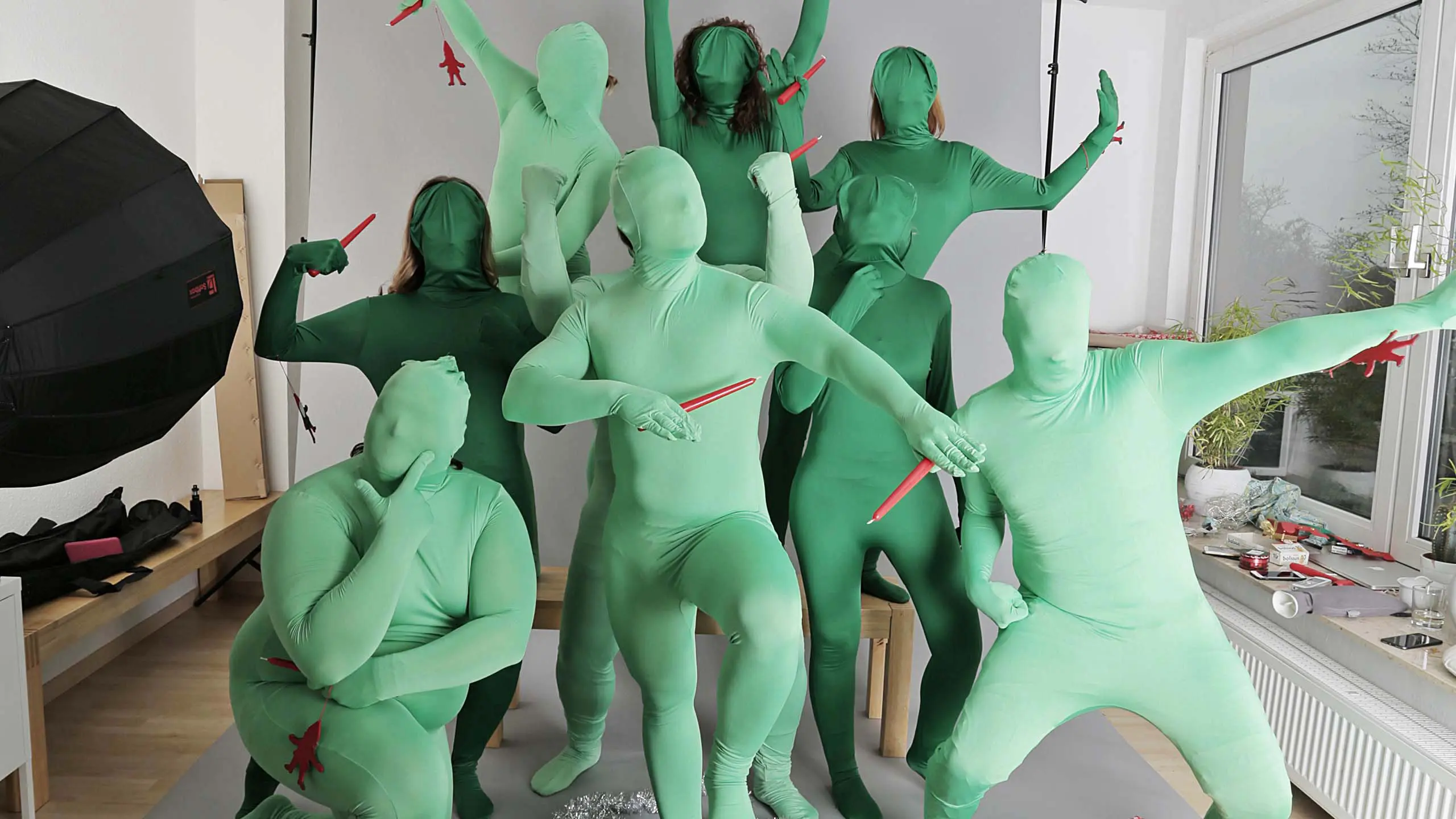 Das Team der Vielfalter Werbeagentur Bottrop in Kostümen für ein Weihnachts-Fotoshooting.