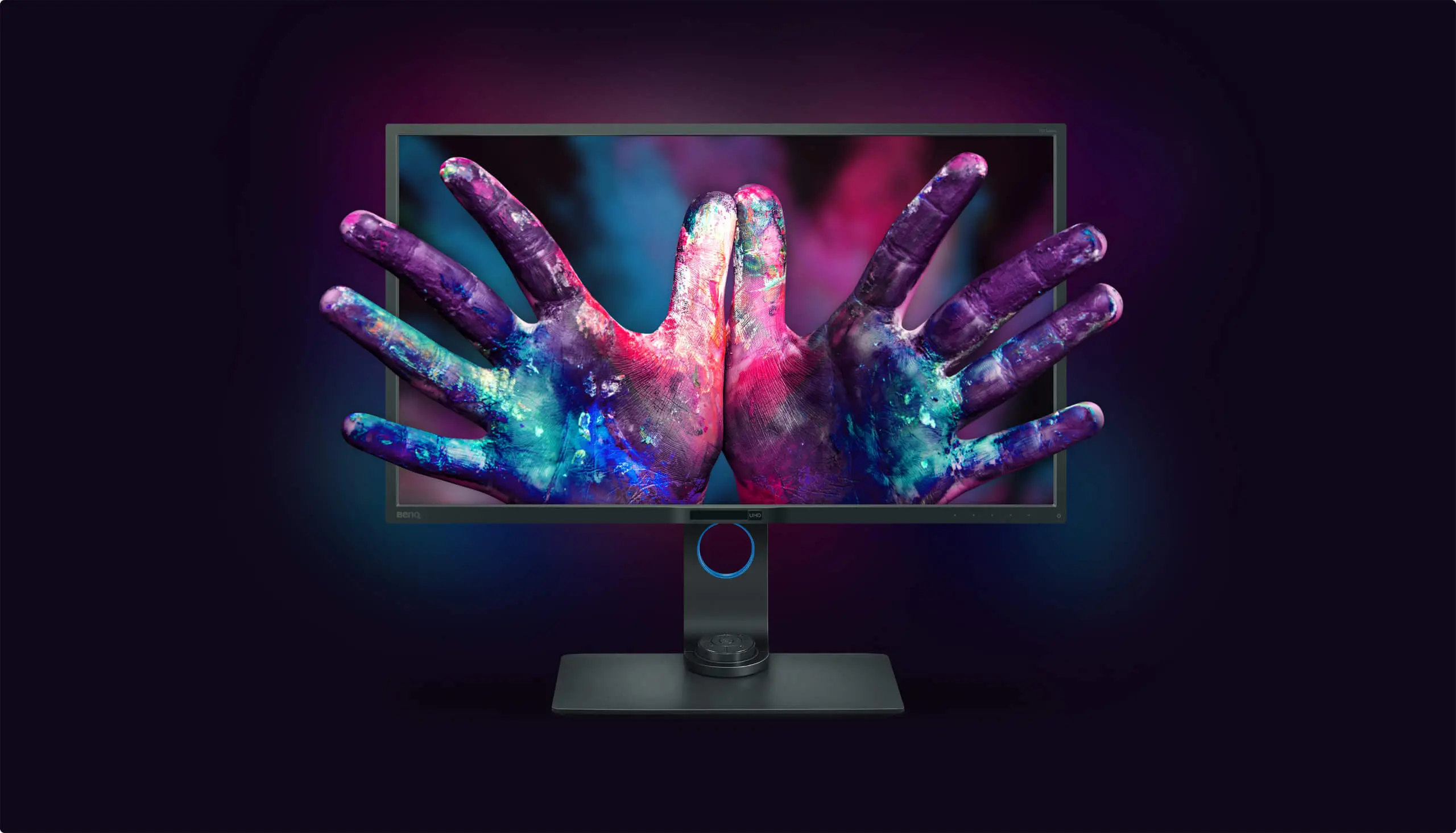 BenQ Studio mit bunten Händen die aus einem Bildschirm herausragen.