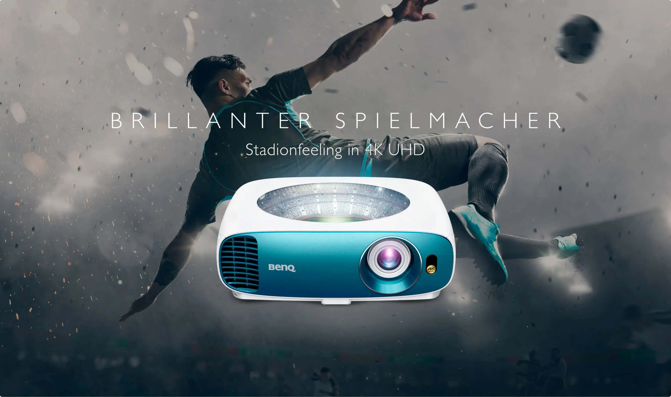 Beamer von BenQ mit Fußballspieler im Hintergrund.