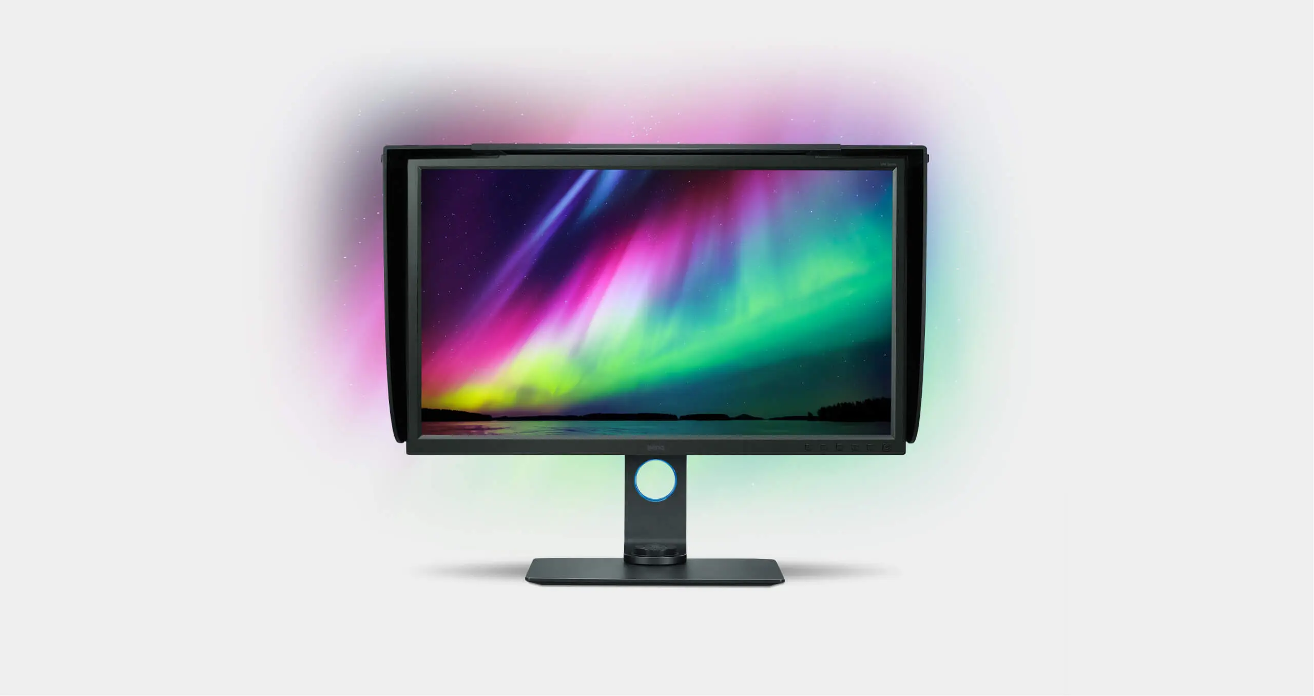 Foto von einem Monitor von BenQ mit bunten Bild auf hellem Hintergrund.