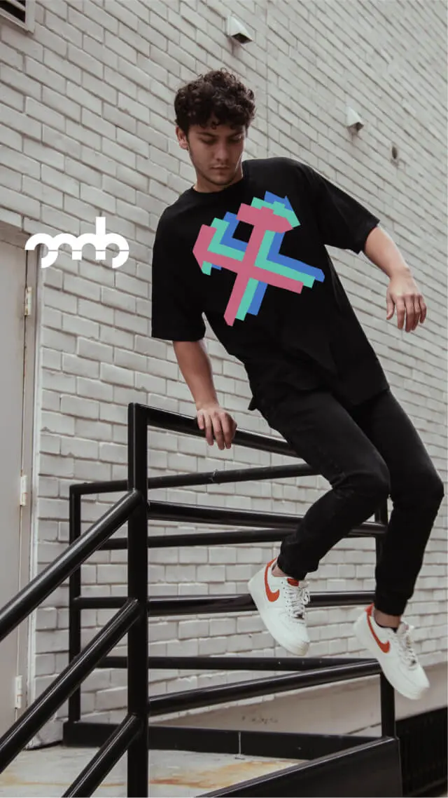 Mann mit mit einem Short von Oh, my Brand! mit Mottek Design springt über ein Geländer.