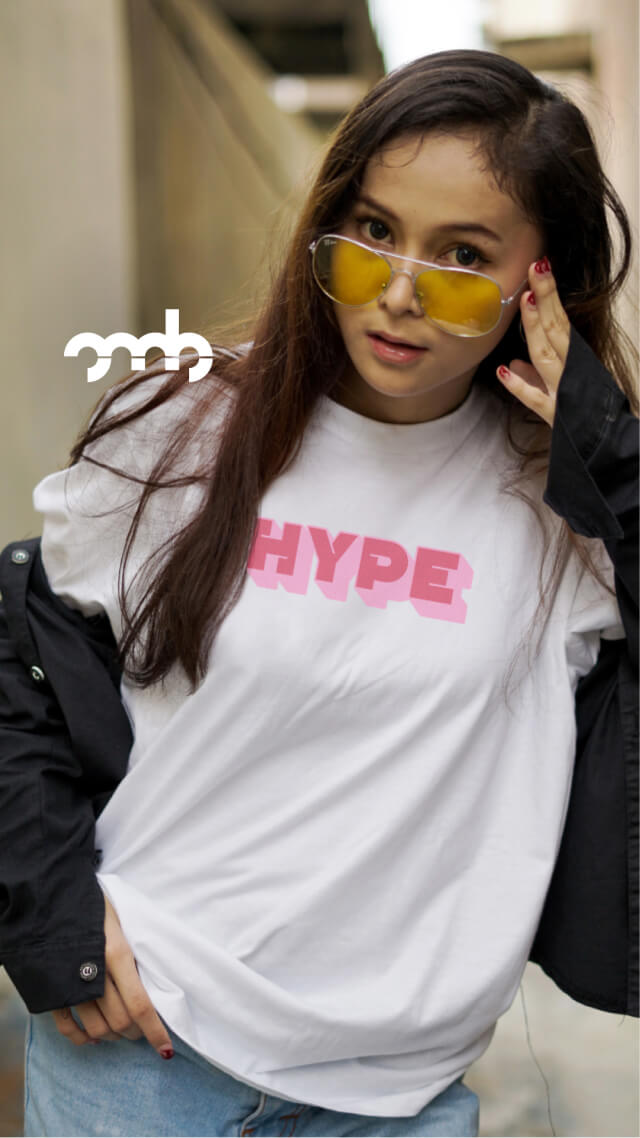 Junge Frau mit gelber Sonnenbrille trägt das HYPE T-Shirt aus dem Oh, my Brand! Online-Shop.