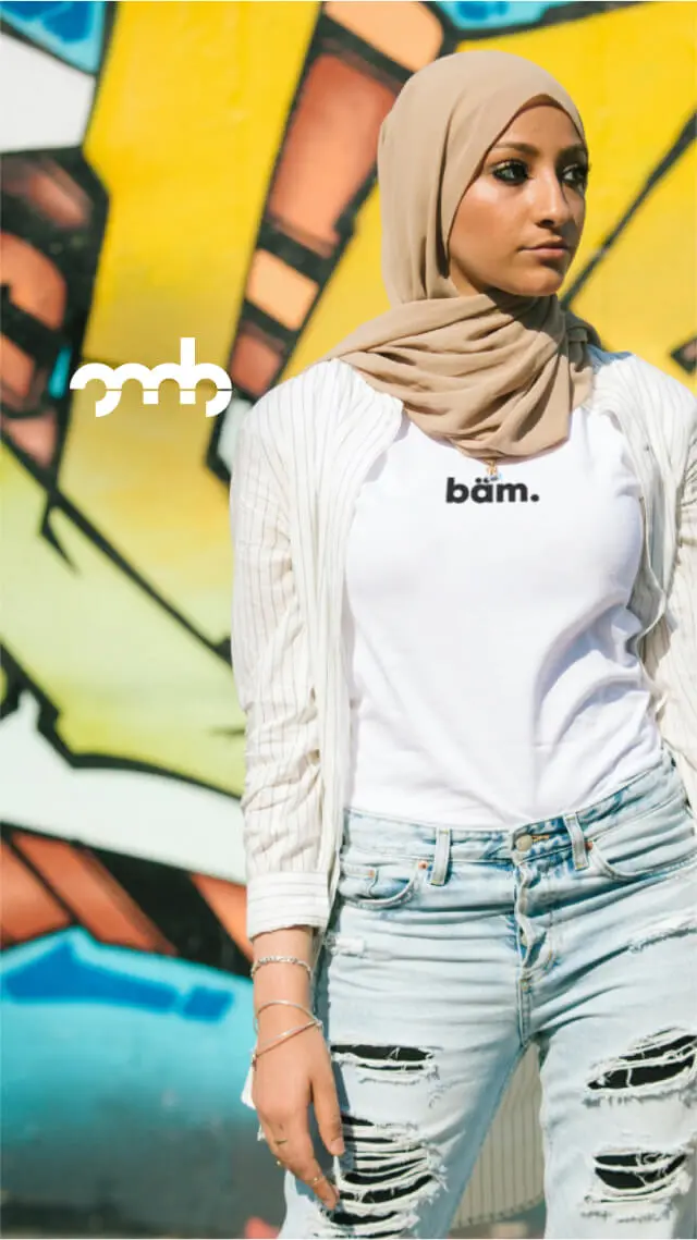 Junge Frau mit Kopftuch und used-Look Hose trägt das bäm. Shirt von Oh, my Brand!