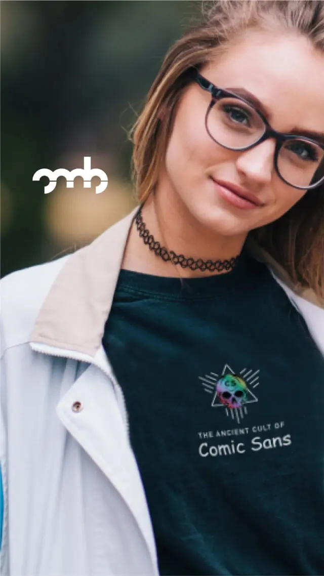 Junge Frau mit Brille trägt das Comic Sans Shirt von Oh, my Brand!