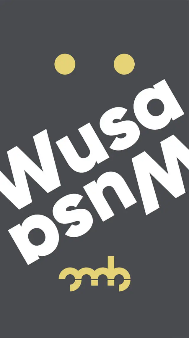 Wusa Schriftzug in Weiß auf dunklem Hintergrund.