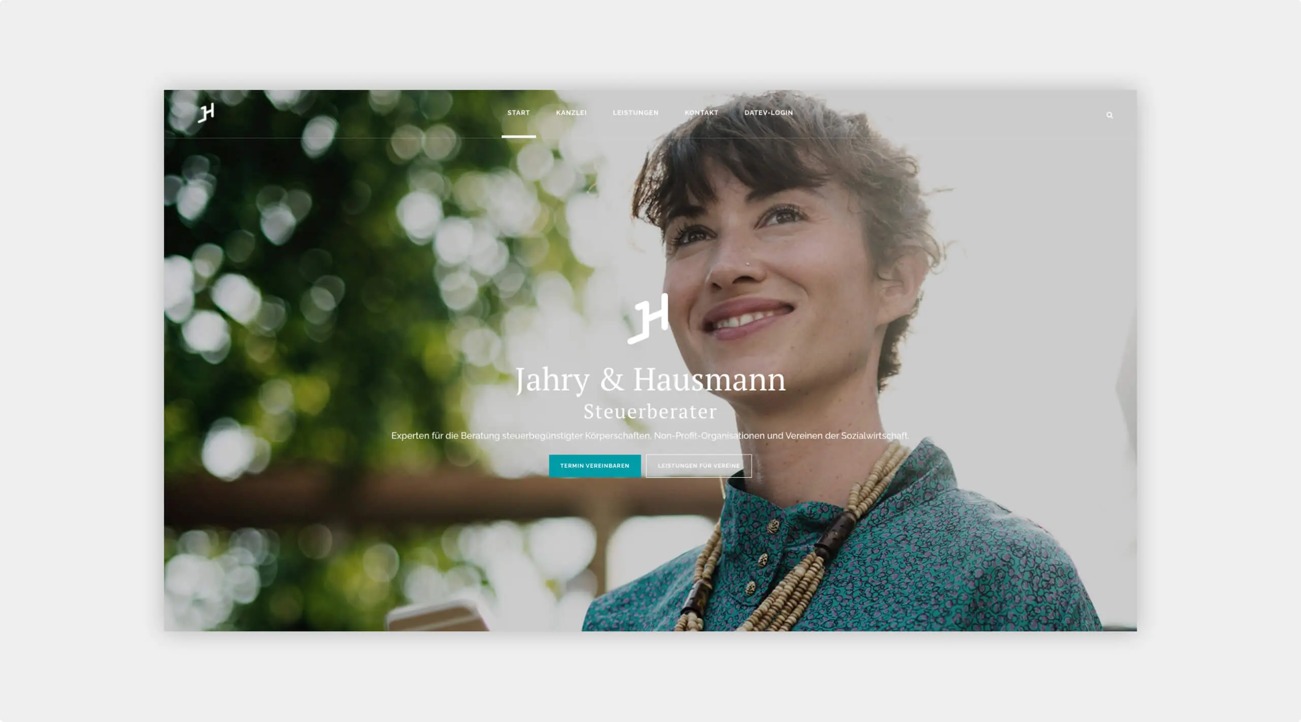 Screenshot der Startseite auf der Website von Steuerberatung Jahry & Hausmann. Lächelnde Frau im Hintergrund mit Logo und kurzem Einleiter in der Mitte.