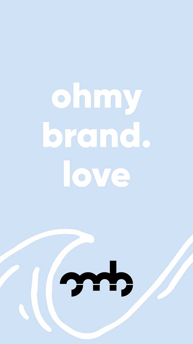 Domain ohmybrand.love in Weiß auf hellblauen Hintergrund.
