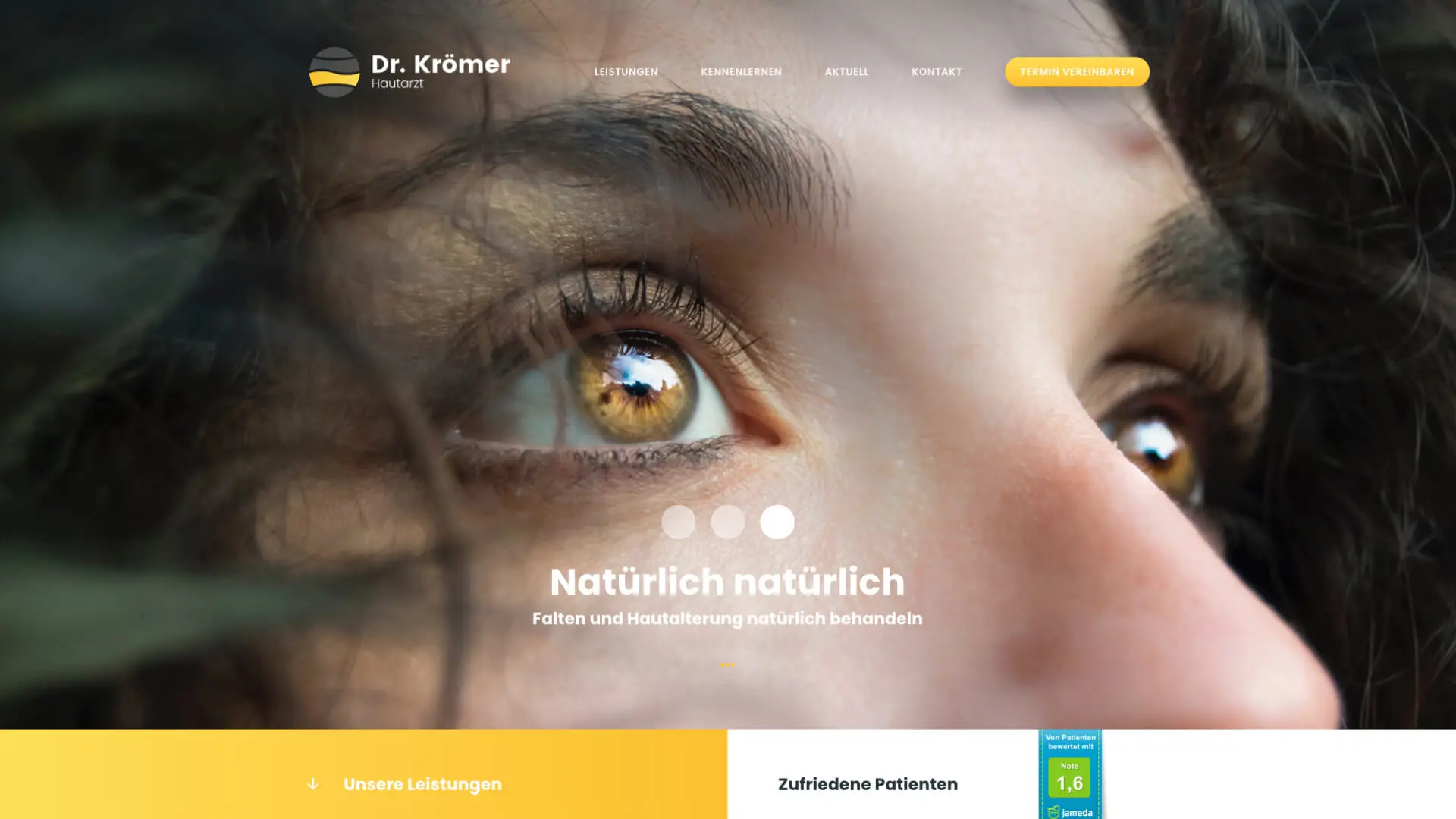 Nahaufnahme eines Auges von einer jungen Frau. Screenshot der Startseite auf der Website von Hautarzt Dr. Krömer.