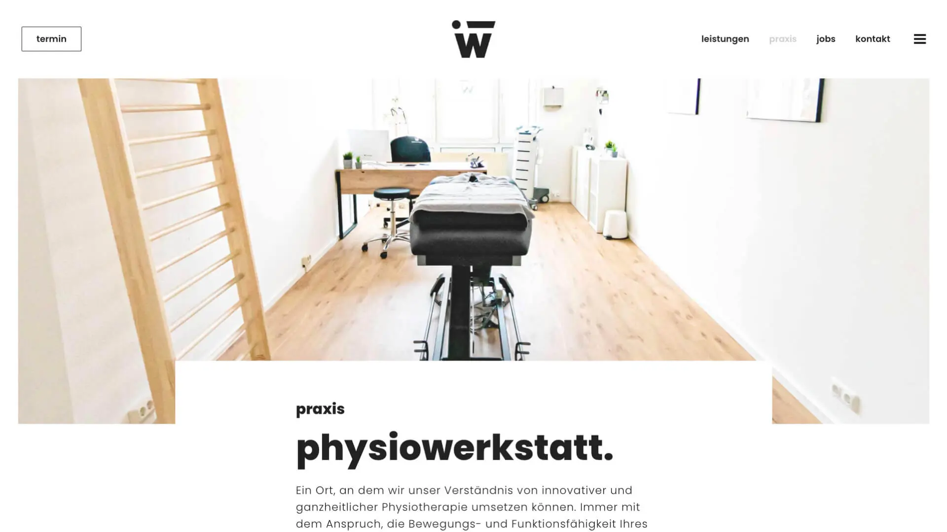 Behandlungsraum einer Physiopraxis mit moderner Liege. Screenshot der Praxisunterseite auf der Website von physiowerkstatt.