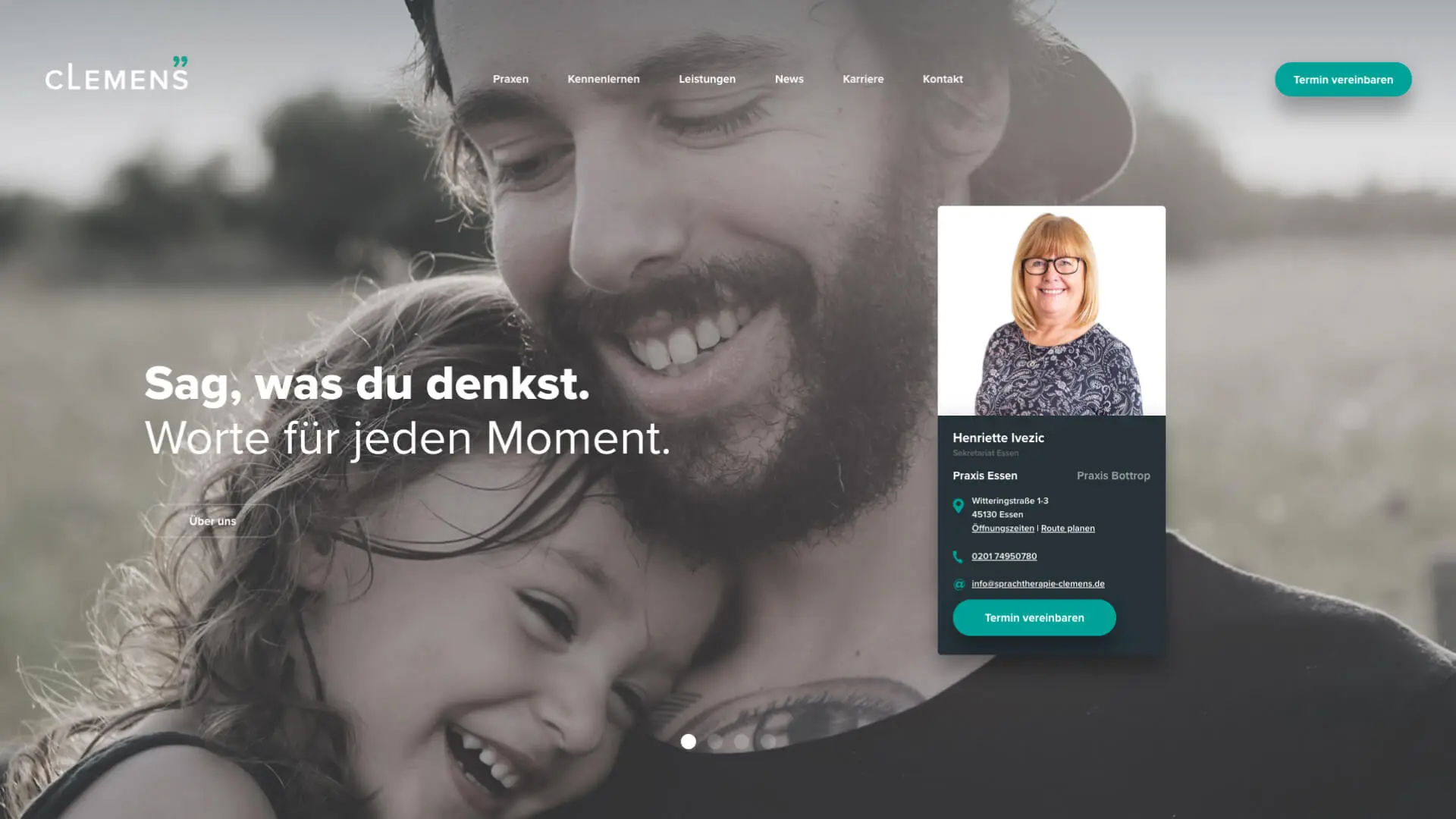 Junger Vater hält seine Tochter auf dem Arm und beide lachen. Screenshot der Startseite auf der Website Sprachtherapie Clemens mit Kontaktfenster.
