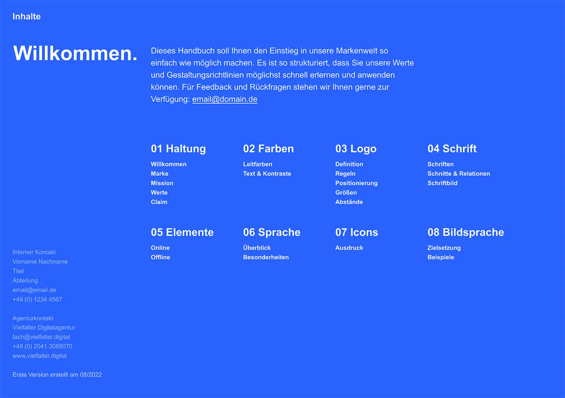 Blauer Hintergrund mit weißem Text.