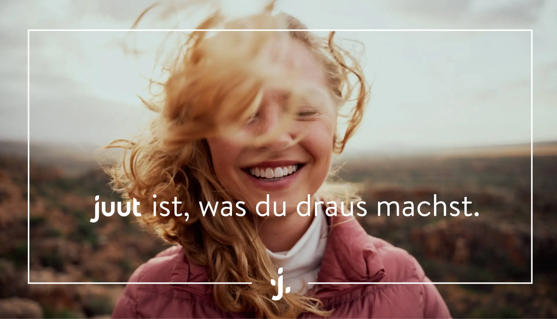 Lachende Frau im Sonnenschein. Darüber liegt ein weiße Rahmen mit dem Logo von juut und der Slogan.