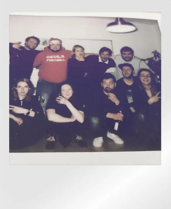 Polaroid vom Team bei einer Betriebsfeier.