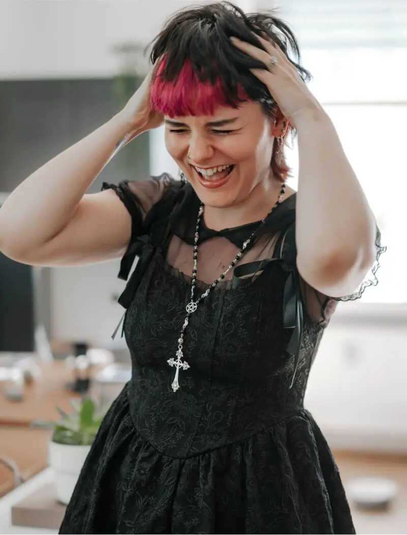 Portrait von Lina, die ihre Haare wuschelt.
